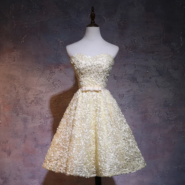 Fine Champagne Homecoming Graduation Kjoler 2018 Prinsesse Kjæreste Uten Ermer Appliques Blomst Sløyfe Sash Knelengde Buste Ryggløse Formelle Kjoler