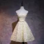 Fine Champagne Homecoming Graduation Kjoler 2018 Prinsesse Kjæreste Uten Ermer Appliques Blomst Sløyfe Sash Knelengde Buste Ryggløse Formelle Kjoler