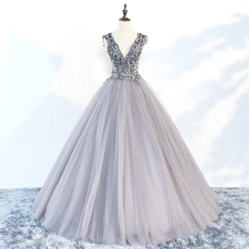Charmant Gris Robe De Bal 2018 Robe Boule V Cou Sans Manches Appliques En Dentelle Perlage Longue Volants Dos Nu Robe De Ceremonie