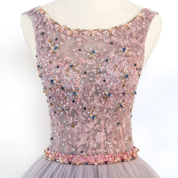 Schöne Grau Ballkleider 2018 Ballkleid Rundhalsausschnitt Ärmellos Pailletten Perlenstickerei Kristall Stoffgürtel Lange Rüschen Rückenfreies Festliche Kleider