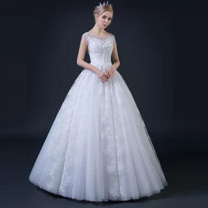 Abordable Blanche Percé Robe De Mariée 2018 Robe Boule Encolure Carrée Mancherons Dos Nu Appliques En Dentelle Perlage Longue Volants