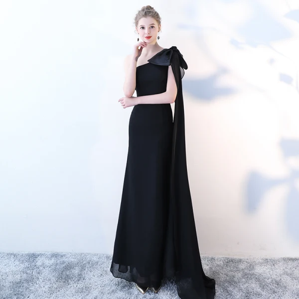 Abordable Blanche Chiffon Robe De Soirée 2018 Trompette / Sirène Une épaule Noeud Sans Manches Watteau Train Dos Nu Robe De Ceremonie
