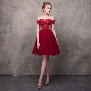 Chic Belle Bordeaux Robe De Cocktail 2018 Princesse De L Épaule Manches Courtes Appliques En Dentelle Perlage Noeud Ceinture Courte Volants Dos Nu Robe De Ceremonie