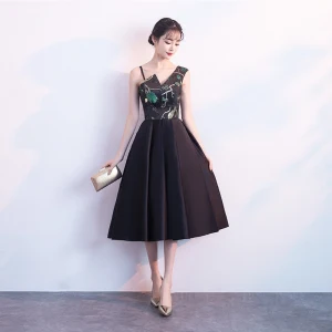 Moderne Mode Noire De Retour Robe De Graduation 2018 Princesse Unique V Cou Sans Manches Brodé Thé Longueur Volants Dos Nu Robe De Ceremonie