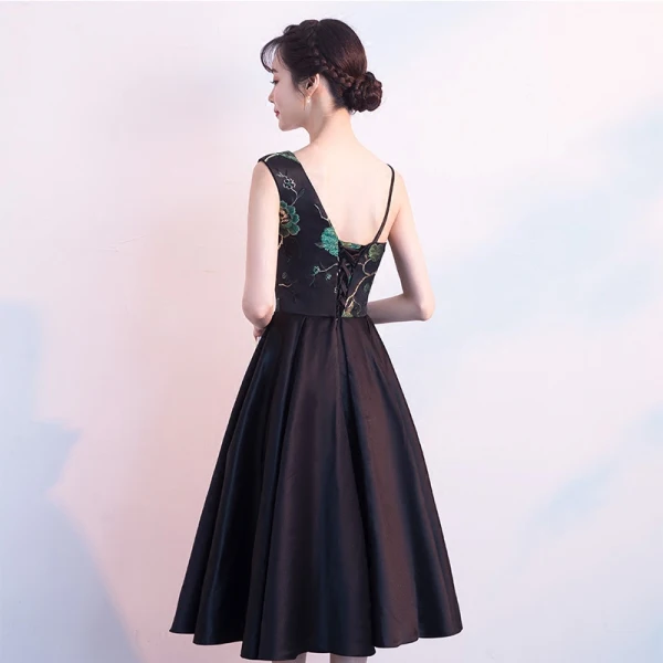 Modern / Fashion Black Homecoming Graduation Dresses 2018 A-Line / Princess Amazing / Unique V-Neck Sleeveless Embroidered Tea-length Ruffle Backless Formal Dresses