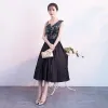 Modern / Fashion Black Homecoming Graduation Dresses 2018 A-Line / Princess Amazing / Unique V-Neck Sleeveless Embroidered Tea-length Ruffle Backless Formal Dresses