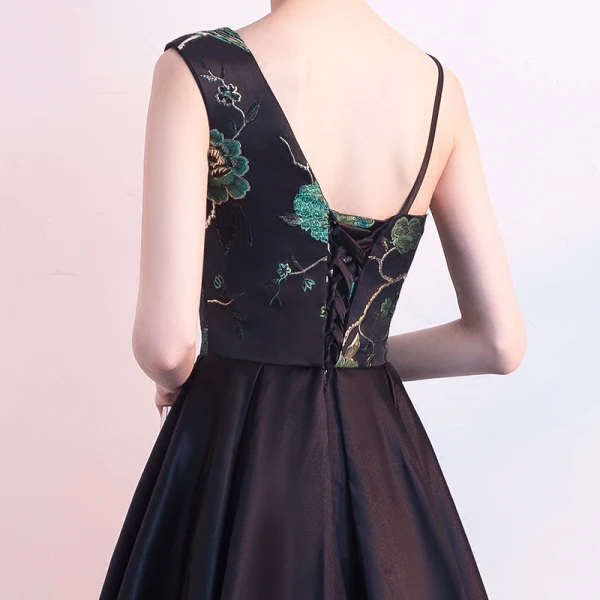 Modern / Fashion Black Homecoming Graduation Dresses 2018 A-Line / Princess Amazing / Unique V-Neck Sleeveless Embroidered Tea-length Ruffle Backless Formal Dresses