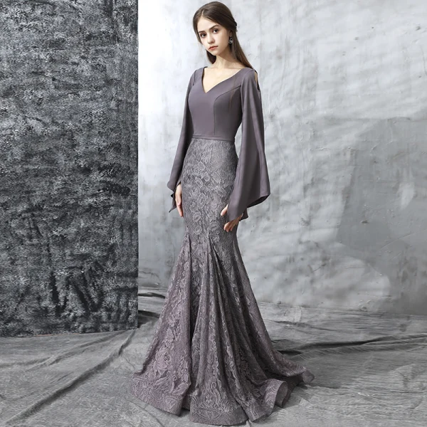 Élégant Gris Robe De Soirée 2017 Trompette / Sirène Train De Balayage Volants en Cascade V-Cou Manches Longues Dos Nu Bretelles croisées Dentelle Brodé Satin Ceinture Robe De Ceremonie