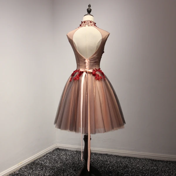 Schöne Partykleider 2017 Fallende Rüsche Kurze Ballkleid Stehkragen Ärmellos Rückenfreies Spitze Applikationen Perlenstickerei Kristall Durchbohrt Festliche Kleider