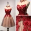 Schöne Partykleider 2017 Fallende Rüsche Kurze Ballkleid Stehkragen Ärmellos Rückenfreies Spitze Applikationen Perlenstickerei Kristall Durchbohrt Festliche Kleider