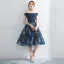 Elegante Marineblau Heimkehr Abiballkleider 2017 Fallende Rüsche A Linie Knielang Off Shoulder Kurze Ärmel Rückenfreies Schleife Stoffgürtel Strass Festliche Kleider