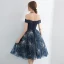 Elegante Marineblau Heimkehr Abiballkleider 2017 Fallende Rüsche A Linie Knielang Off Shoulder Kurze Ärmel Rückenfreies Schleife Stoffgürtel Strass Festliche Kleider