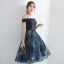 Elegante Marineblau Heimkehr Abiballkleider 2017 Fallende Rüsche A Linie Knielang Off Shoulder Kurze Ärmel Rückenfreies Schleife Stoffgürtel Strass Festliche Kleider