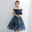 Elegante Marineblau Heimkehr Abiballkleider 2017 Fallende Rüsche A Linie Knielang Off Shoulder Kurze Ärmel Rückenfreies Schleife Stoffgürtel Strass Festliche Kleider