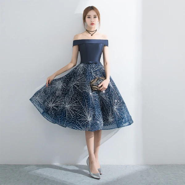 Elegante Marineblau Heimkehr Abiballkleider 2017 Fallende Rüsche A Linie Knielang Off Shoulder Kurze Ärmel Rückenfreies Schleife Stoffgürtel Strass Festliche Kleider