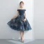 Elegante Marineblau Heimkehr Abiballkleider 2017 Fallende Rüsche A Linie Knielang Off Shoulder Kurze Ärmel Rückenfreies Schleife Stoffgürtel Strass Festliche Kleider