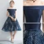Elegante Marineblau Heimkehr Abiballkleider 2017 Fallende Rüsche A Linie Knielang Off Shoulder Kurze Ärmel Rückenfreies Schleife Stoffgürtel Strass Festliche Kleider