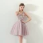 Moderne / Mode Perle Rose Été Robe De Cocktail 2018 Robe Boule V-Cou Sans Manches Appliques Fleur Perlage Perle Courte Volants Dos Nu Robe De Ceremonie