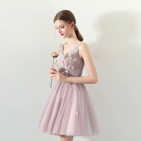 Moderne / Mode Perle Rose Été Robe De Cocktail 2018 Robe Boule V-Cou Sans Manches Appliques Fleur Perlage Perle Courte Volants Dos Nu Robe De Ceremonie