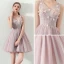 Moderne / Mode Perle Rose Été Robe De Cocktail 2018 Robe Boule V-Cou Sans Manches Appliques Fleur Perlage Perle Courte Volants Dos Nu Robe De Ceremonie