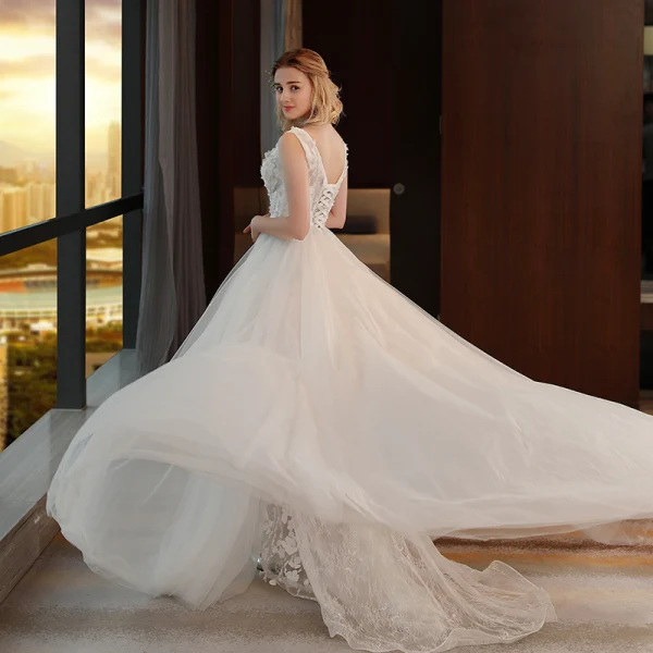Schlicht Ivory / Creme Strand Brautkleider 2018 A Linie V-Ausschnitt Ärmellos Rückenfreies Applikationen Blumen Perle Pailletten Rüschen Sweep / Pinsel Zug
