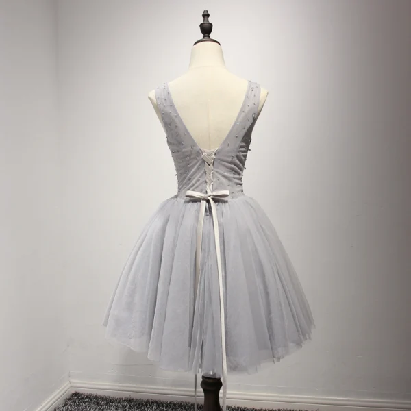 Chic / Belle Gris Robe De Fete 2017 Volants en Cascade Courte Robe Boule épaules V-Cou Sans Manches Dos Nu Perlage Paillettes Faux Diamant Appliques Fleur Robe De Ceremonie