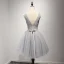 Chic / Belle Gris Robe De Fete 2017 Volants en Cascade Courte Robe Boule épaules V-Cou Sans Manches Dos Nu Perlage Paillettes Faux Diamant Appliques Fleur Robe De Ceremonie