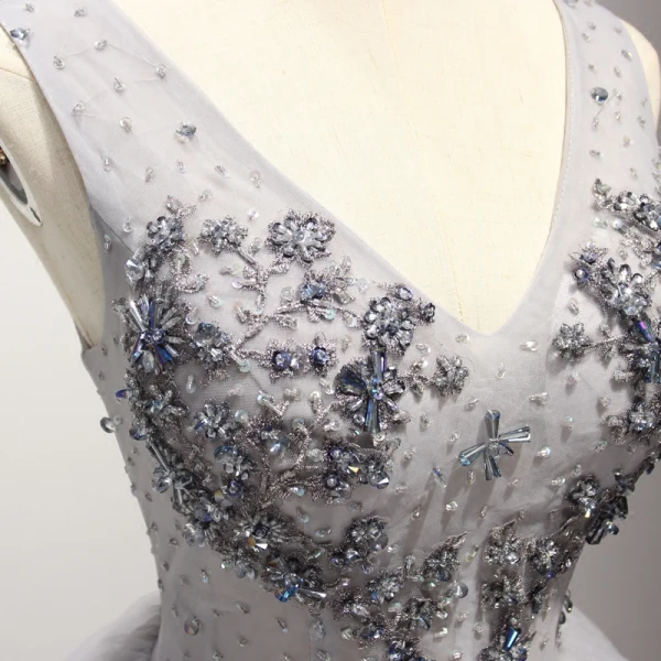Chic / Belle Gris Robe De Fete 2017 Volants en Cascade Courte Robe Boule épaules V-Cou Sans Manches Dos Nu Perlage Paillettes Faux Diamant Appliques Fleur Robe De Ceremonie