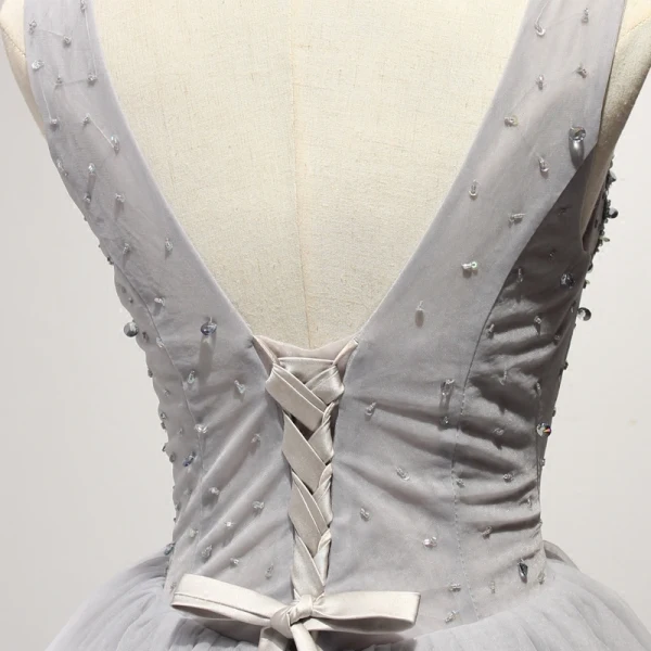 Chic / Belle Gris Robe De Fete 2017 Volants en Cascade Courte Robe Boule épaules V-Cou Sans Manches Dos Nu Perlage Paillettes Faux Diamant Appliques Fleur Robe De Ceremonie