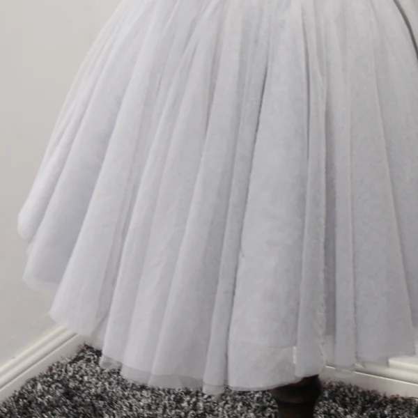 Chic / Belle Gris Robe De Fete 2017 Volants en Cascade Courte Robe Boule épaules V-Cou Sans Manches Dos Nu Perlage Paillettes Faux Diamant Appliques Fleur Robe De Ceremonie