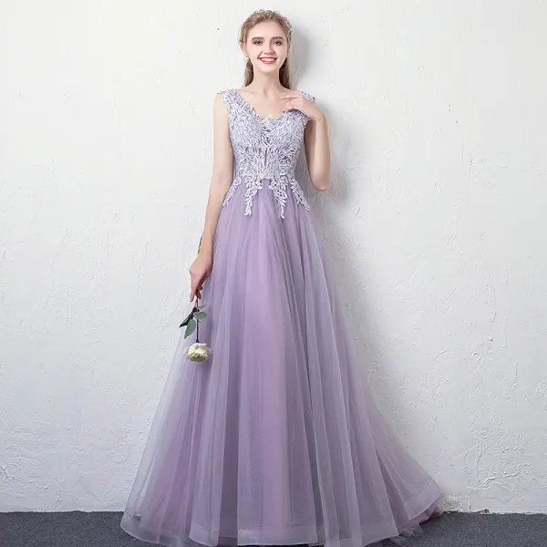 Charmant Lavendel Abendkleider 2018 A Linie V-Ausschnitt Ärmellos Applikationen Mit Spitze Strass Lange Rüschen Rückenfreies Festliche Kleider