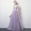 Charmant Lavendel Abendkleider 2018 A Linie V-Ausschnitt Ärmellos Applikationen Mit Spitze Strass Lange Rüschen Rückenfreies Festliche Kleider