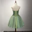 Enkel Kløvergrønn Cocktailkjoler 2017 Gripende Ruffles Korte Ballkjole Kjæreste Uten Ermer Ryggløse Rhinestone Sash Formelle Kjoler
