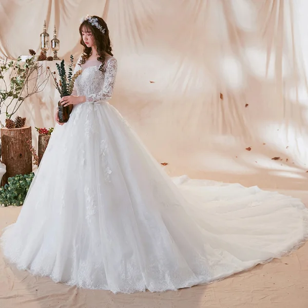 Chic / Belle Blanche Transparentes Robe De Mariée 2018 Robe Boule Encolure Dégagée Manches Longues Dos Nu Appliques En Dentelle Perle Volants Royal Train