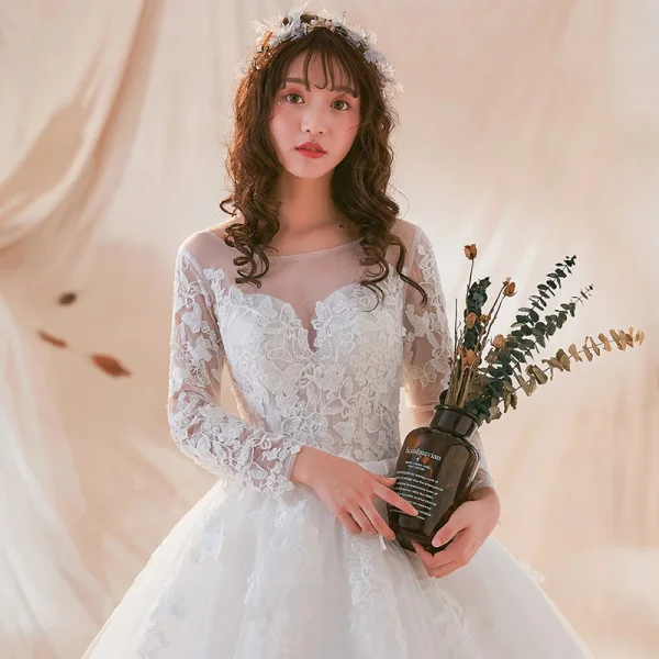 Chic / Belle Blanche Transparentes Robe De Mariée 2018 Robe Boule Encolure Dégagée Manches Longues Dos Nu Appliques En Dentelle Perle Volants Royal Train