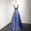 Flotte Kongeblå Selskabskjoler 2017 Prinsesse Lange Cascading Flæser Scoop Neck Ærmeløs Halterneck Rhinestone Beading Krystal Pailletter Applikationsbroderi Pierced Kjoler