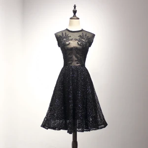 Bling Bling Noire De Retour Robe De Graduation 2018 Princesse Encolure Dégagée Sans Manches Appliques Percé En Dentelle Perle Perlage Mi Longues Volants Robe De Ceremonie