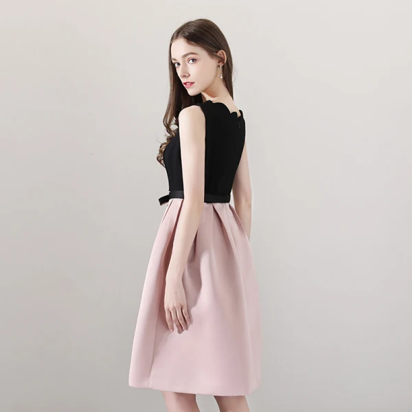 Modest / Simple Black Blushing Pink Homecoming Graduation Dresses 2018 A-Line / Princess Amazing / Unique V-Neck Sleeveless Bow Sash Knee-Length Ruffle Backless Formal Dresses