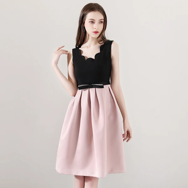 Modest / Simple Black Blushing Pink Homecoming Graduation Dresses 2018 A-Line / Princess Amazing / Unique V-Neck Sleeveless Bow Sash Knee-Length Ruffle Backless Formal Dresses