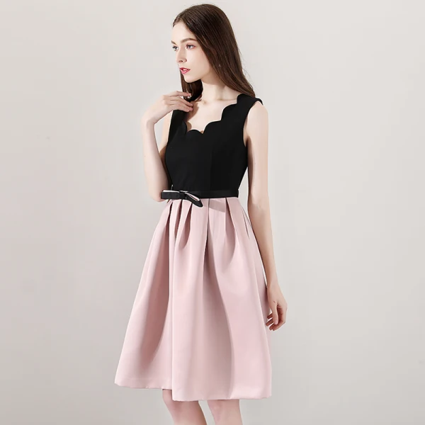 Modest / Simple Black Blushing Pink Homecoming Graduation Dresses 2018 A-Line / Princess Amazing / Unique V-Neck Sleeveless Bow Sash Knee-Length Ruffle Backless Formal Dresses