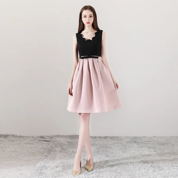 Modest / Simple Black Blushing Pink Homecoming Graduation Dresses 2018 A-Line / Princess Amazing / Unique V-Neck Sleeveless Bow Sash Knee-Length Ruffle Backless Formal Dresses