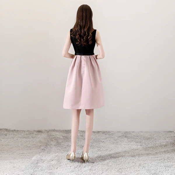 Modest / Simple Black Blushing Pink Homecoming Graduation Dresses 2018 A-Line / Princess Amazing / Unique V-Neck Sleeveless Bow Sash Knee-Length Ruffle Backless Formal Dresses