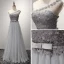Chic / Belle Gris Robe De Soirée 2017 Princesse Longue Volants en Cascade Une épaule Sans Manches Dos Nu Noeud Ceinture Perle Appliques Fleur Faux Diamant Percé Robe De Ceremonie