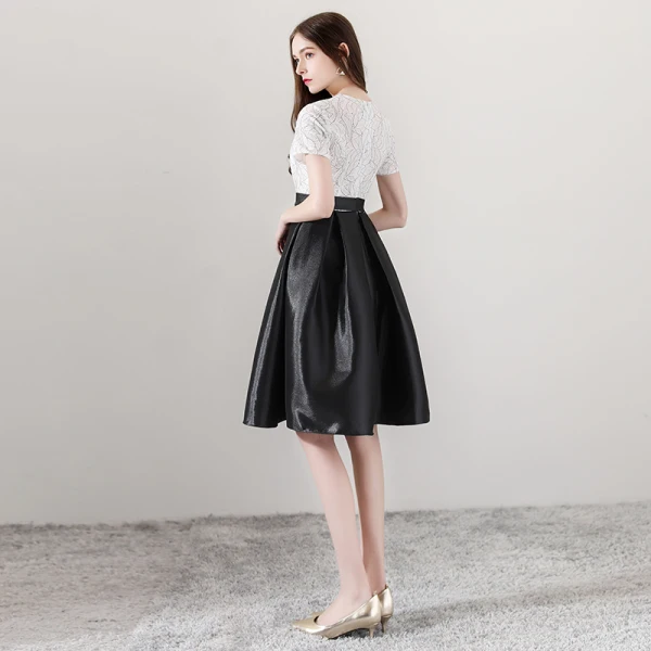 Simple Noire Blanche de retour Robe De Graduation 2018 Princesse Noeud Encolure Dégagée Manches Courtes Ceinture Mi-Longues Volants Robe De Ceremonie