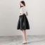 Simple Noire Blanche de retour Robe De Graduation 2018 Princesse Noeud Encolure Dégagée Manches Courtes Ceinture Mi-Longues Volants Robe De Ceremonie
