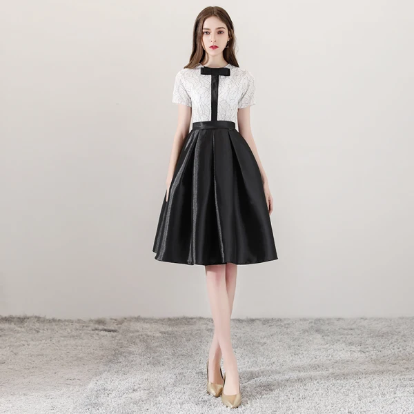 Simple Noire Blanche de retour Robe De Graduation 2018 Princesse Noeud Encolure Dégagée Manches Courtes Ceinture Mi-Longues Volants Robe De Ceremonie