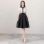 Simple Noire Blanche de retour Robe De Graduation 2018 Princesse Noeud Encolure Dégagée Manches Courtes Ceinture Mi-Longues Volants Robe De Ceremonie