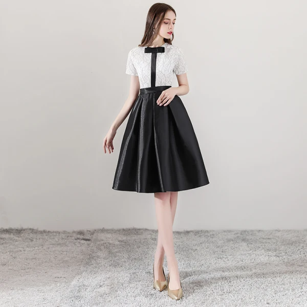 Simple Noire Blanche de retour Robe De Graduation 2018 Princesse Noeud Encolure Dégagée Manches Courtes Ceinture Mi-Longues Volants Robe De Ceremonie