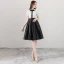 Simple Noire Blanche de retour Robe De Graduation 2018 Princesse Noeud Encolure Dégagée Manches Courtes Ceinture Mi-Longues Volants Robe De Ceremonie