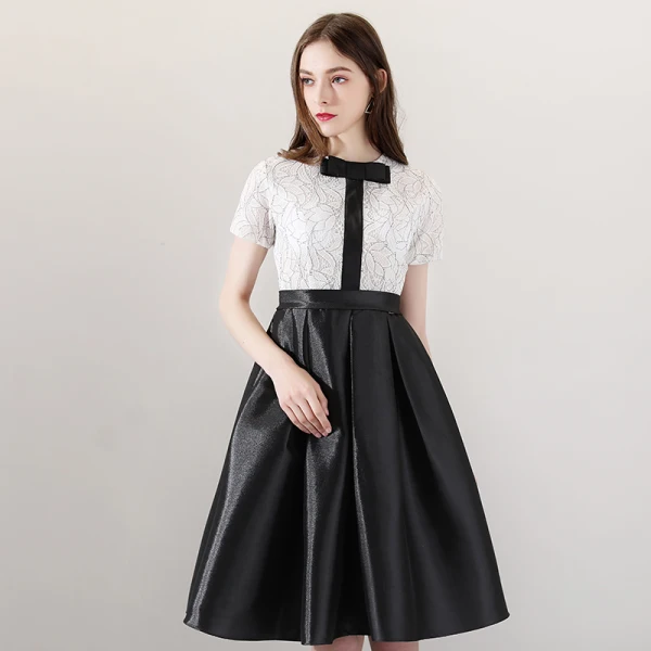 Simple Noire Blanche de retour Robe De Graduation 2018 Princesse Noeud Encolure Dégagée Manches Courtes Ceinture Mi-Longues Volants Robe De Ceremonie